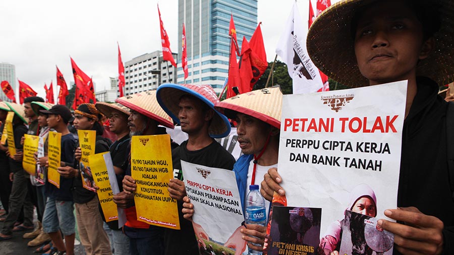 Demo menolak pengesahan Perppu Cipta Kerja (Ciptaker) di depan gedung DPR, Senayan, Selasa (14/3/2023). (Bloomberg Technoz/ Andrean Kristianto)