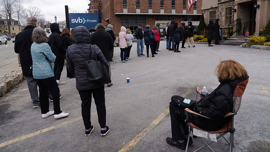 Pelanggan mengantre di luar cabang Silicon Valley Bank (SVB) di Wellesley, Massachusetts, AS, Senin (13/3/2023). (Sophie Park/Bloomberg)