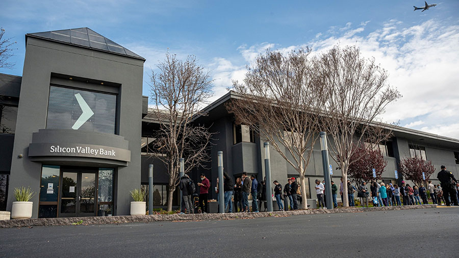 Pelanggan mengantre di luar kantor pusat Silicon Valley Bank (SVB) di Santa Clara, California, AS, Senin (13/3/2023). (David Paul Morris/Bloomberg)
