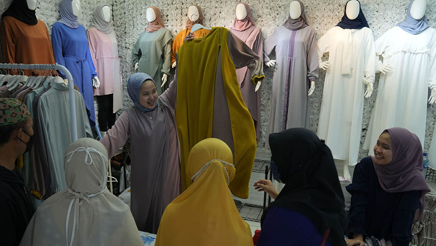 Pembeli melihat-lihat pakaian di pasar Tanah Abang di Jakarta, Kamis (28/4/2022). (Dimas Ardian/Bloomberg)
