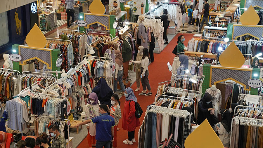 Pembeli melihat-lihat pakaian di pusat perbelanjaan Blok M Plaza di Jakarta, Minggu (2/5/2021). (Dimas Ardian/Bloomberg)