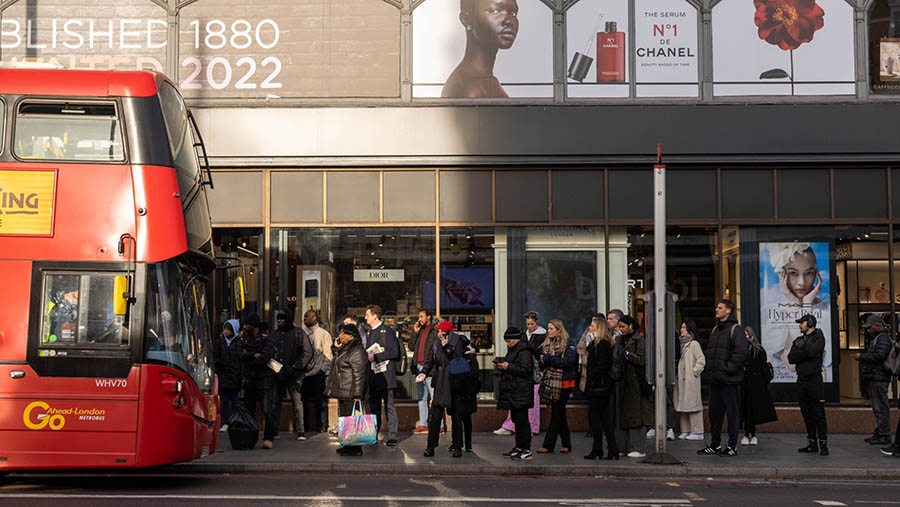 Warga menunggu bus di dekat Stasiun Brixton saat aksi mogok pekerja di London, Inggris, Rabu (15/3/2023). (Carlos Jasso/Bloomberg)