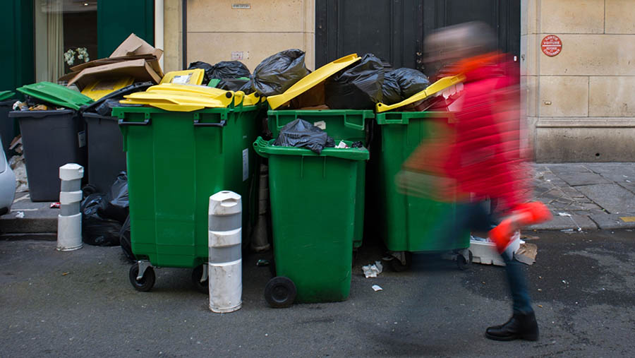 Sampah yang tidak dibersihkan telah menjadi simbol perlawanan pekerja terhadap program pensiun. (Nathan Laine/Bloomberg)