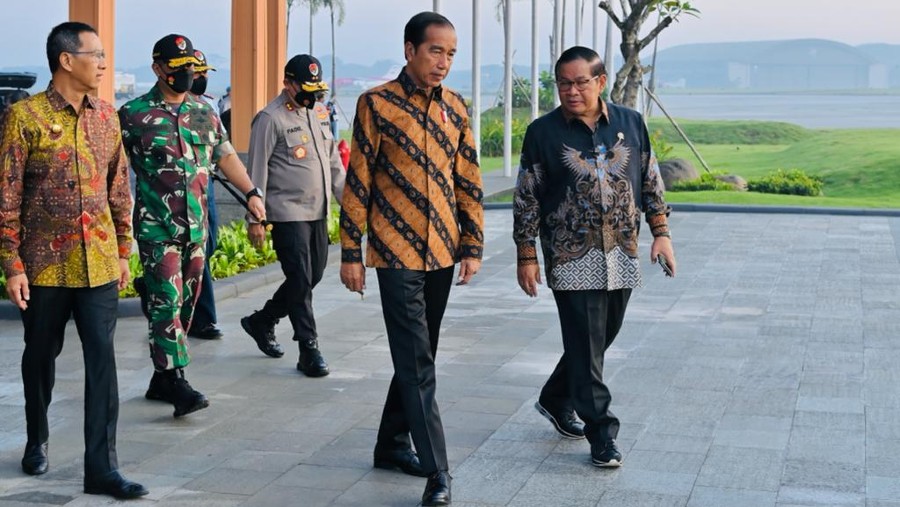 Presiden Jokowi saat akan bertolak ke Singapura (DOK: BPMI Setpres/Laily Rachev)