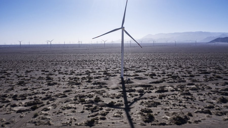 Pembangkit listrik tenaga angin (Sumber: Bloomberg)
