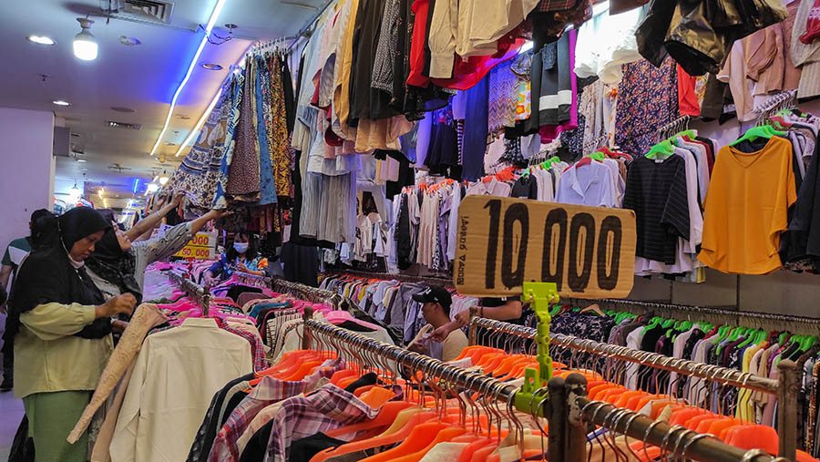 Direktorat Jenderal Bea Cukai (DJBC) mencatat, sepanjang 2022, terdapat 234 penindakan terhadap pakaian bekas. (Bloomberg Technoz/ Andrean Kristianto)