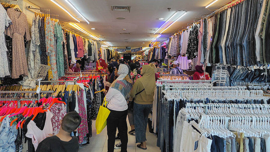 Karena baju bekas impor yang kerap diperjualbelikan dinilai mengganggu industri tekstil dalam negeri. (Bloomberg Technoz/ Andrean Kristianto)