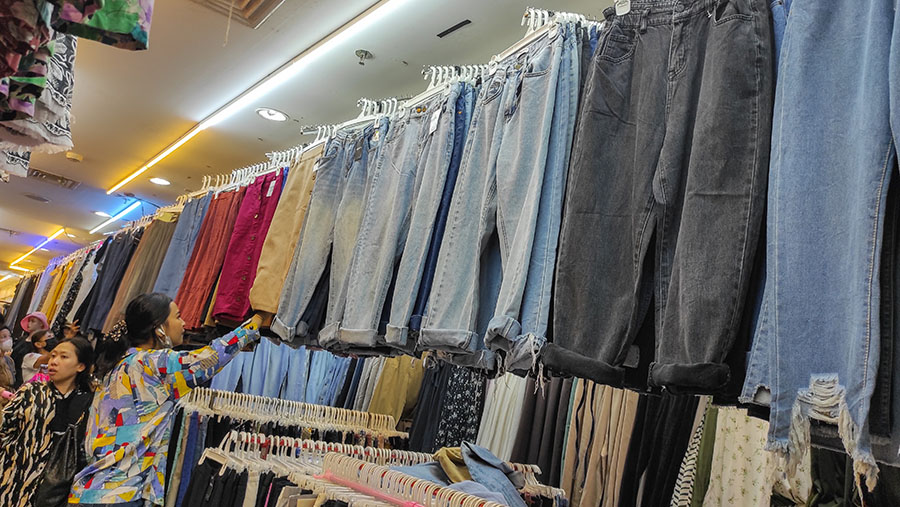 Berbagai pakaian seperti kemeja, blazer, jeans hingga pakaian dalam impor bekas dijual disini. (Bloomberg Technoz/ Andrean Kristianto)