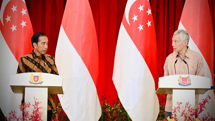 Presiden Joko Widodo (Jokowi) dan PM Singapura Lee Hsien Loong di Istana Kepresidenan Singapura, Kamis (16/3). (BPMI Setpres/Laily Rachev)
