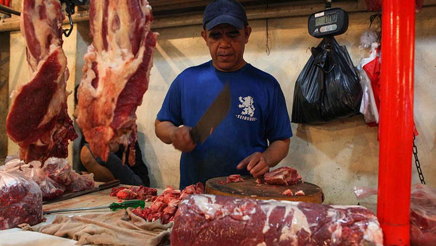 Mahdih, pedagang daging mengungkapkan, biasanya harga dagimng sapi naik jelang 3 hari munggahan (Bloomberg Technoz/ Andrean Kristianto)