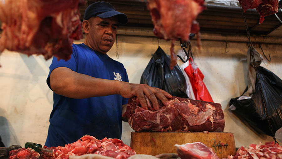 Sedangkan harga daging sapi di Pasar Senen juga stabil diharga Rp 130.000. (Bloomberg Technoz/ Andrean Kristianto)