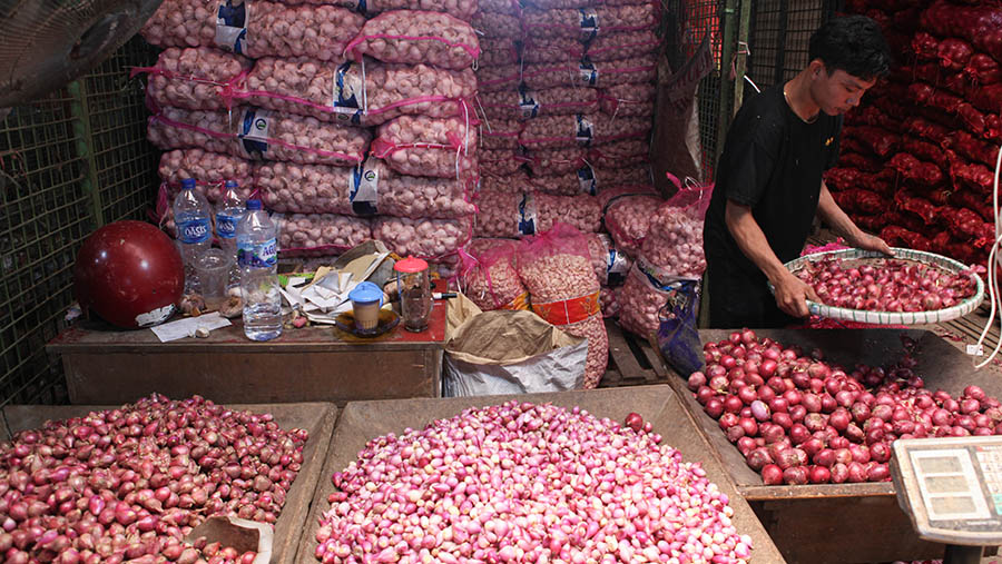 Harga bawang merah kini dibanderol seharga Rp 20.000 hingga Rp 25.000 sedangkan bawang putih kating Rp 26.000. (Bloomberg Technoz/ Andrean Kristianto)