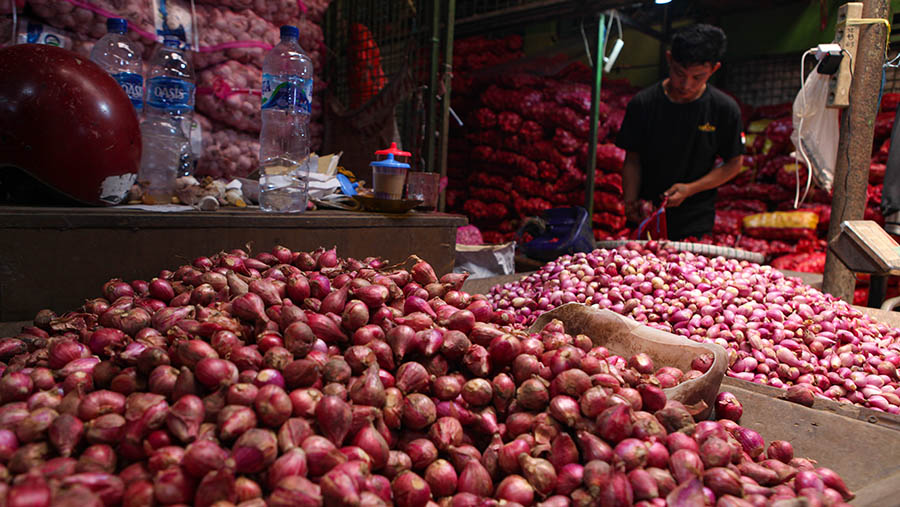 Pedagang memilih bawang merah untuk dijual di Pasar Induk Kramat Jati, Jakarta, Kamis (16/3/2023). (Bloomberg Technoz/ Andrean Kristianto)