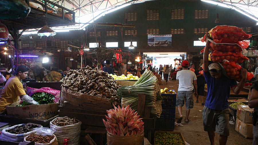 Buruh mengangkut kentang di Pasar Induk Kramat Jati, Jakarta, Kamis (16/3/2023). (Bloomberg Technoz/ Andrean Kristianto)