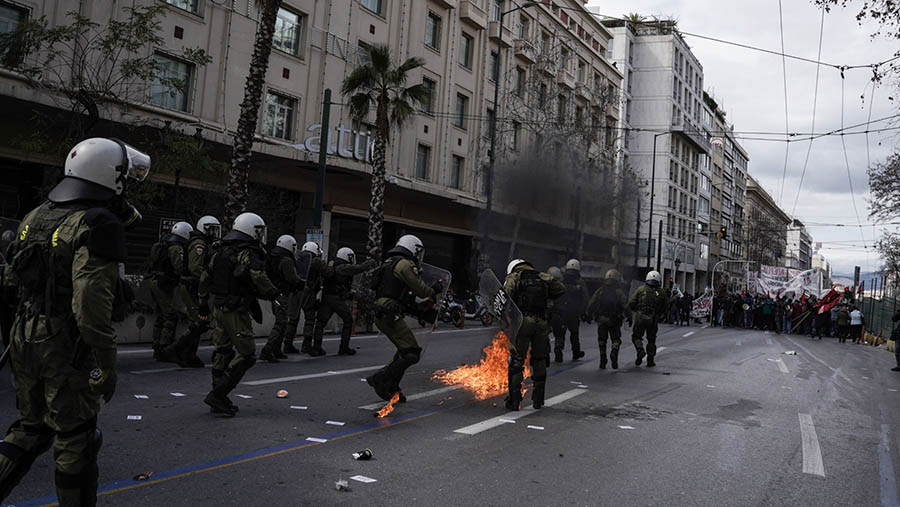 Ricuh itu dipicu oleh salah satu demonstran melemparkan bom molotov ke aparat kepolisian yang berjaga. (Nick Paleologos/Bloomberg)