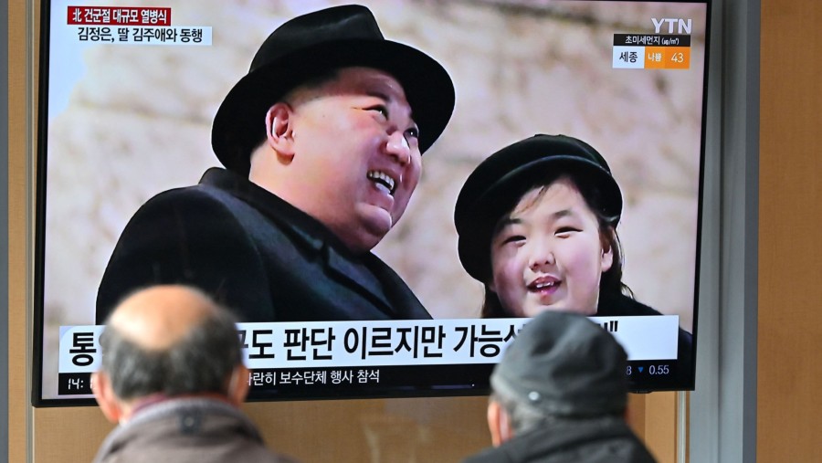 Kim Jong Un Memamerkan ICBM Baru dan Calon Pewaris Takhta di Parade Militer (Sumber: Bloomberg)