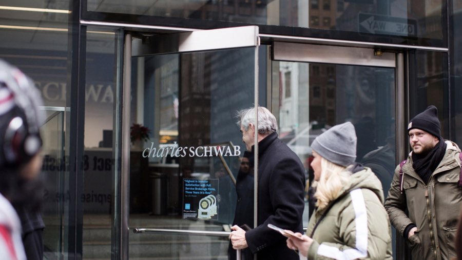 Schwab (Sumber: Bloomberg)