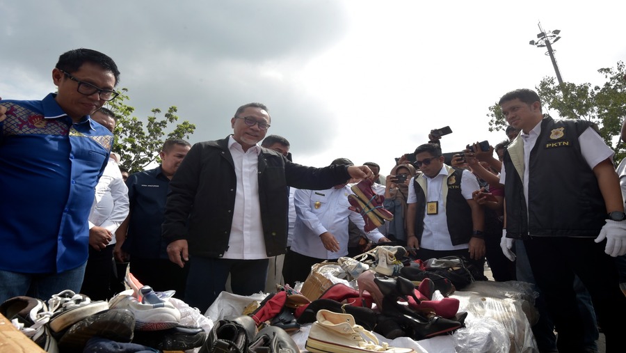 Kementerian Perdagangan memusnahkan 730 bal pakaian, sepatu, dan tas bekas yang diduga asal impor di Pekanbaru, Jumat (17/3/2023). (Dok: Kemendag)
