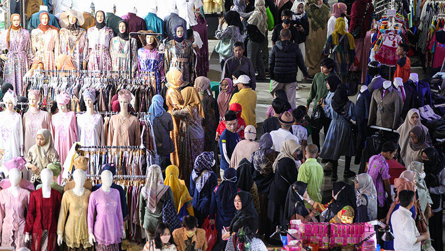 Pengunjung memilih pakaian di pasar Tanah Abang, Jakarta, Jumat (17/3/2023). (Bloomberg Technoz/ Andrean Kristianto)