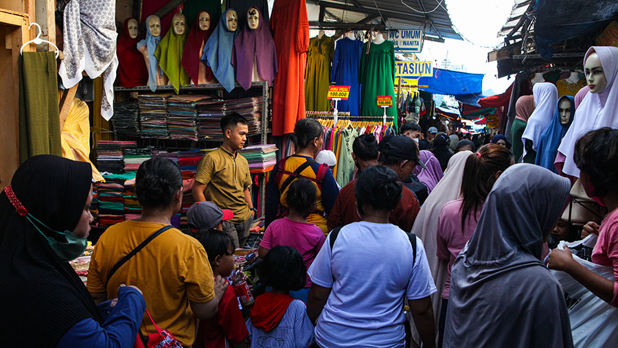 Jelang bulan Ramadan, Pasar Tanah Abang mulai diramaikan oleh para pengunjung dari berbagai wilayah. (Bloomberg Technoz/ Andrean Kristianto)
