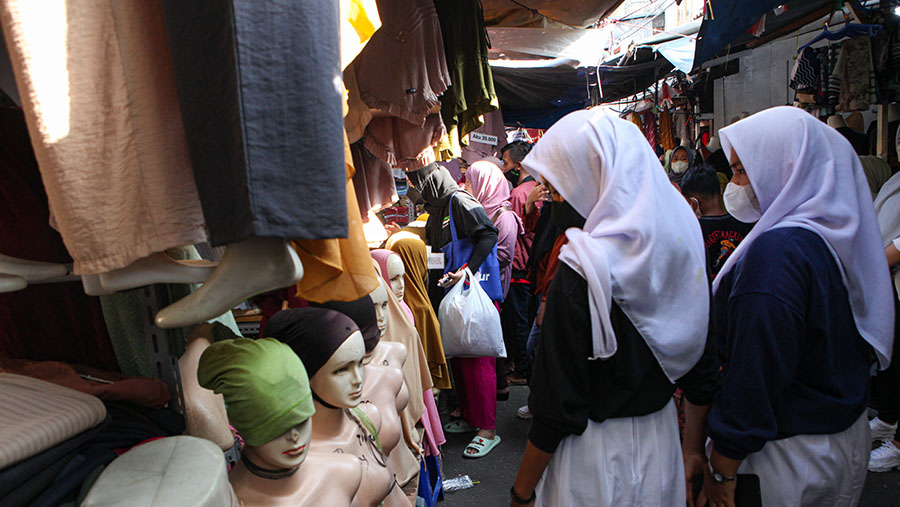 Pengunjung memilih pakaian di pasar Tanah Abang, Jakarta, Jumat (17/3/2023). (Bloomberg Technoz/ Andrean Kristianto)