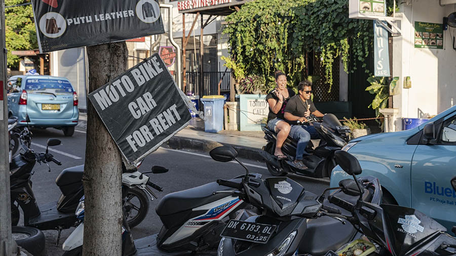 Akibatnya, Gubernur Bali, Wayan Koster akan melarang turis asing menyewa sepeda motor. (Nyimas Laula/Bloomberg)