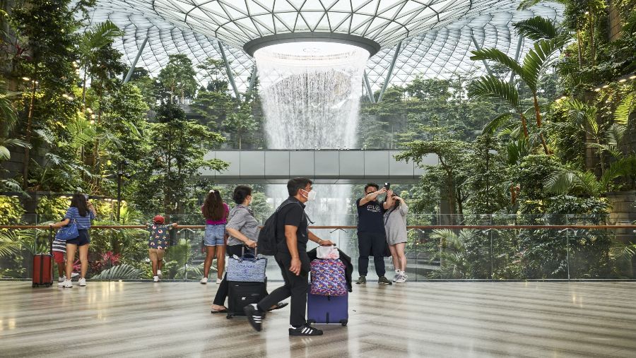 Pelancong tengah melintas di Jewel Changi Airport Singapura (Lauryn Ishak/Bloomberg)