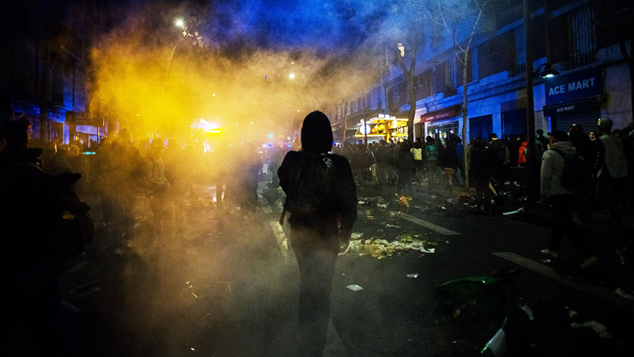 Bentrokan antara pedemo dengen kepolisiansaat demo reformasi pensiun di Porte de Choisy, Paris, Prancis, Sabtu (18/3/2023). (Nathan Laine/Bloomberg)