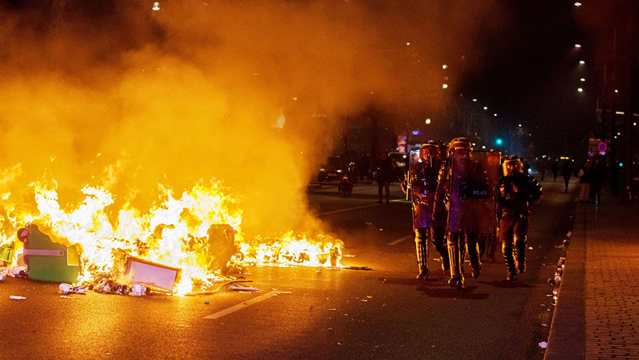 Bentrokan antara pedemo dengen kepolisian  saat demo reformasi pensiun di Porte de Choisy, Paris, Prancis, Sabtu (18/3/2023). (Nathan Laine/Bloomberg)
