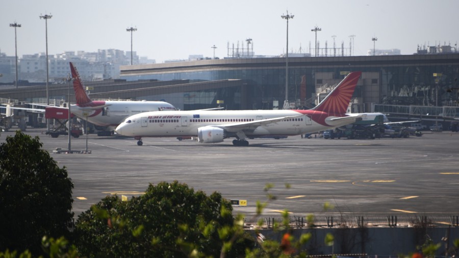 Boeing 787-8 Dreamliner di Bandara Internasional Chhatrapati Shivaji Maharaj di Mumbai. Sumber: Indranil Aditya/Bloomberg

