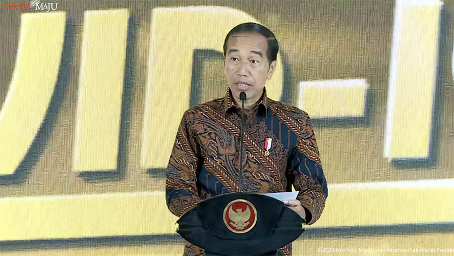 Presiden Joko Widodo (Jokowi) saat Serahkan Penghargaan Penanganan Covid-19. (Tangkapan Layar Youtube Sekretariat Presiden)