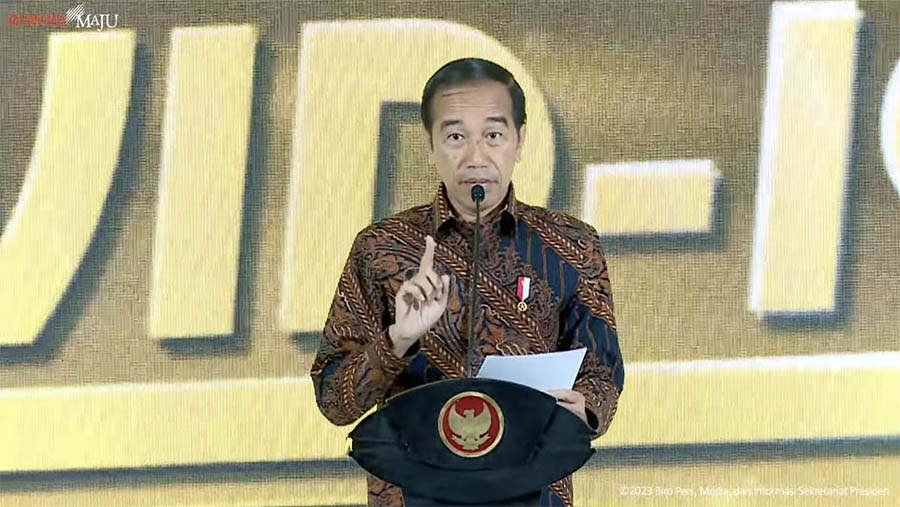 Presiden Joko Widodo (Jokowi) saat Serahkan Penghargaan Penanganan Covid-19. (Tangkapan Layar Youtube Sekretariat Presiden)