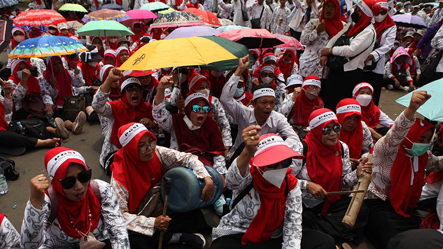 Persatuan Guru Seluruh Indonesia (PGSI) menggelar aksi demo di depan Gedung DPR, Jakarta, Senin (20/3/2023). (Bloomberg Technoz/ Andrean Kristianto)