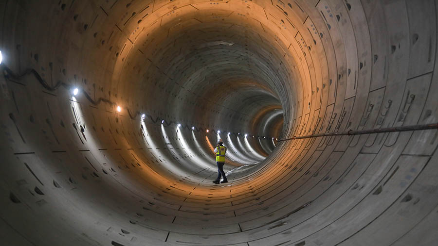 Terowongan (tunnel) proyek MRT Jakarta fase 2A CP201 di Monas, Jakarta, Selasa (21/3/2023). (Bloomberg Technoz/ Andrean Kristianto)
