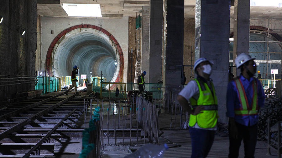 Proyek pembangunan MRT Jakarta fase 2 membentang sejauh 11,8 kilometer dari Bundaran HI hingga Ancol Barat. (Bloomberg Technoz/ Andrean Kristianto)