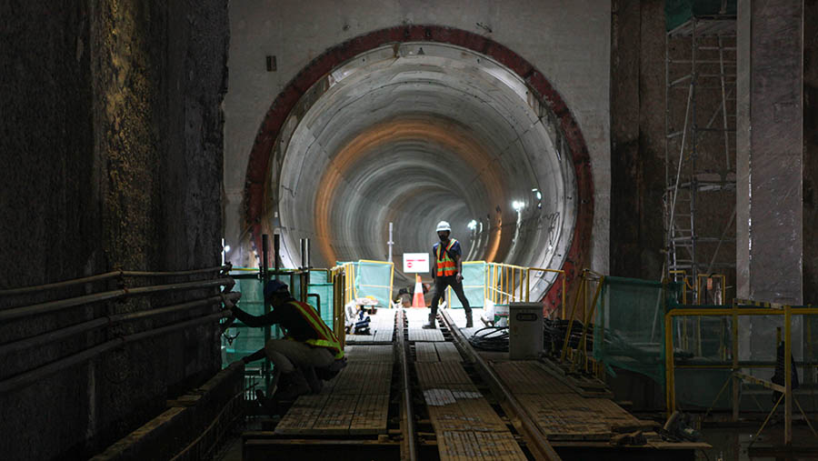 Pekerja menyelesaikan proyek MRT Jakarta fase 2A CP201 di Monas, Jakarta, Selasa (21/3/2023). (Bloomberg Technoz/ Andrean Kristianto)