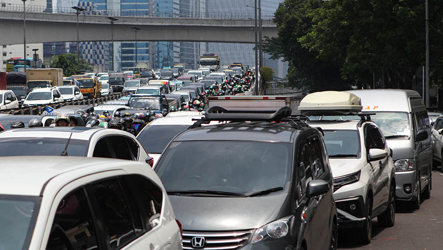 Kemacetan akibat demo buruh di kantor Kemnaker, Jakarta, Selasa (21/3/2023). (Bloomberg Technoz/ Andrean Kristianto)