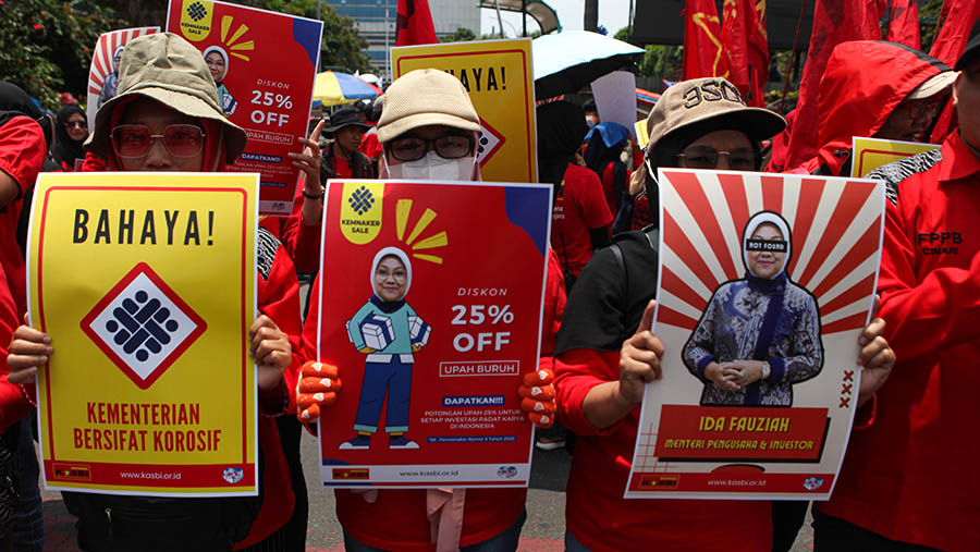 Buruh demo menolak pemotongan upah 25% di kantor Kemnaker, Jakarta, Selasa (21/3/2023). (Bloomberg Technoz/ Andrean Kristianto)