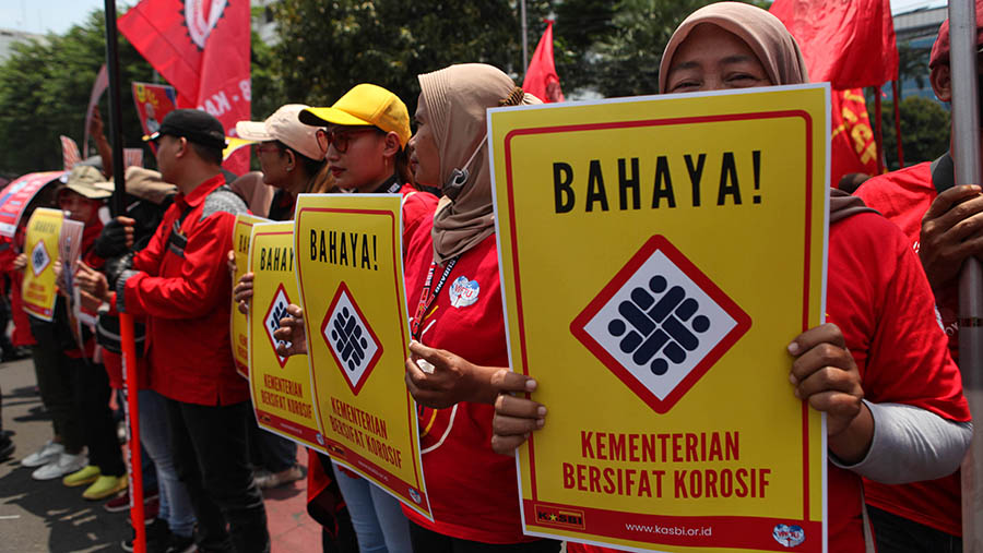 Buruh demo menolak pemotongan upah 25% di kantor Kemnaker, Jakarta, Selasa (21/3/2023). (Bloomberg Technoz/ Andrean Kristianto)