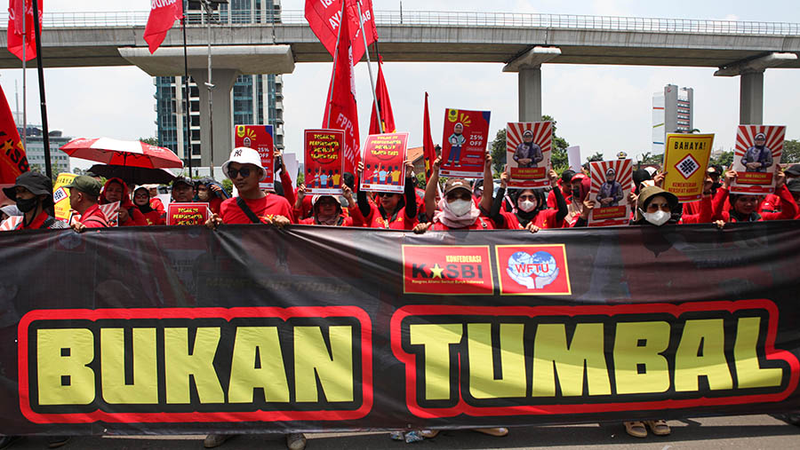 Masa buruh demo melakukan aksi unjuk rasa di depan Kementerian Ketenagakerjaan, Jakarta, Selasa (21/3/2023). (Bloomberg Technoz/ Andrean Kristianto)