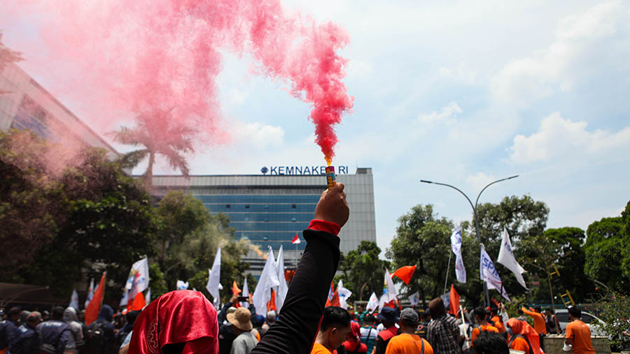Buruh demo menolak pemotongan upah 25% di kantor Kemnaker, Jakarta, Selasa (21/3/2023). (Bloomberg Technoz/ Andrean Kristianto)