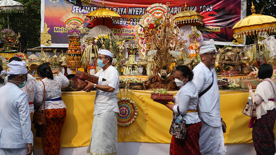 Umat Hindu usai melakukan sembahyang Tawur Agung di Pura Amerta Jati, Cinere, Jawa Barat, Selasa (21/3/2023). (Bloomberg Technoz/ Andrean Kristianto)