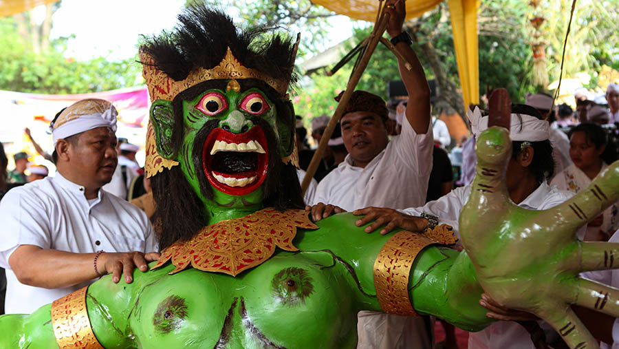 Usai sembahyang Tawur Agung, umat Hindu mempersiapkan pawai ogoh-ogoh. (Bloomberg Technoz/ Andrean Kristianto)