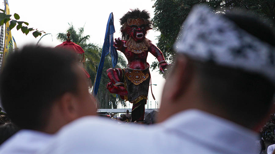 Pawai ogo-ogoh merupakan salah satu prosesi saat menyambut perayaan Hari Suci Nyepi. (Bloomberg Technoz/ Andrean Kristianto)