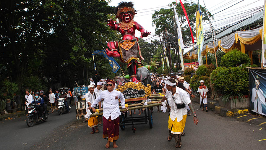 Umat Hindu mengarak ogoh-ogoh menyambut Hari Raya Nyepi di kawasan Cinere, Jawa Barat, Selasa (21/3/2023). (Bloomberg Technoz/ Andrean Kristianto)