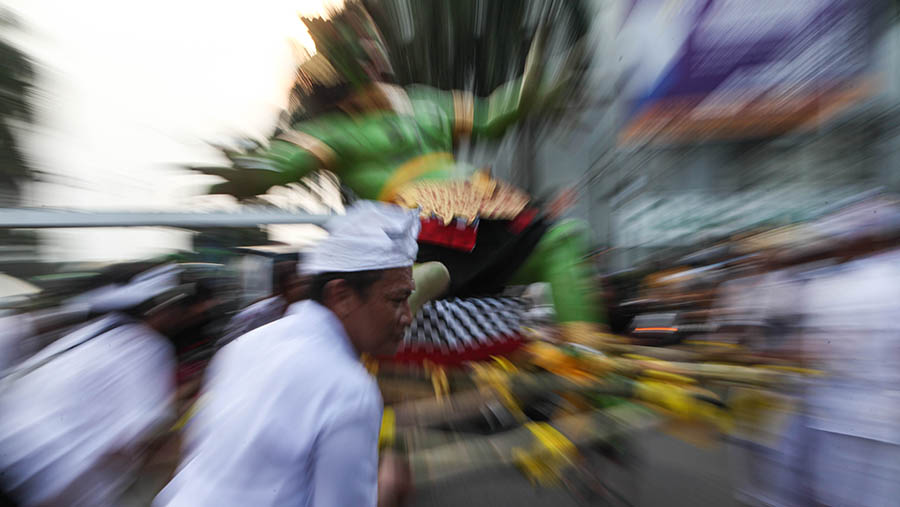 Umat Hindu mengarak ogoh-ogoh menyambut Hari Raya Nyepi 2023. (Bloomberg Technoz/ Andrean Kristianto)