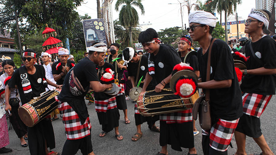 Alat musik gamelan atau gong (sebutan di Bali) dimainkan mengiringi pawai ogoh-ogoh. (Bloomberg Technoz/ Andrean Kristianto)