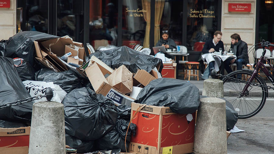 Sampah-sampah tersebut menumpuk akibat adanya mogok oleh para pekerja kebersihan. (Cyril Marcilhacy/Bloomberg)