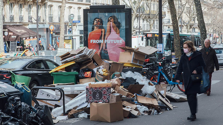 Kantong sampah terkumpul di luar restoran selama pemogokan pekerja sanitasi di Paris, Prancis, Selasa (21/3/2023). (Cyril Marcilhacy/Bloomberg)
