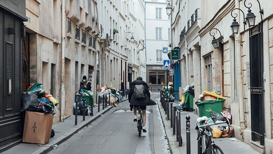 Akibat tumpukan sampah itu, menggangu keindahan kota Paris. (Cyril Marcilhacy/Bloomberg)